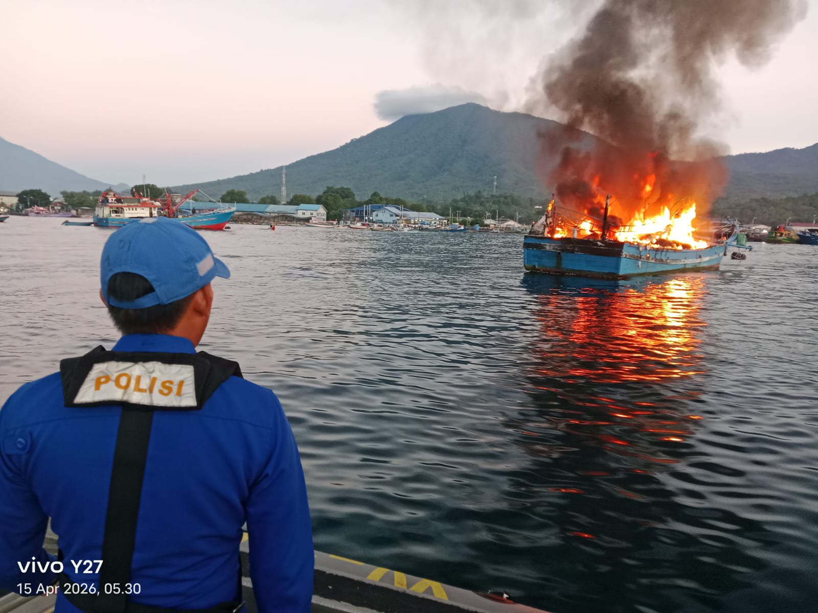 Melihat Reaksi Cepat Ditpolairud Polda Sulut Padamkan Kebakaran Kapal KM Maranatha 04 di Perairan Bitung